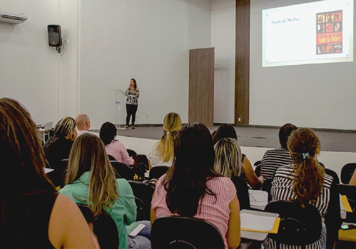 Seminário teve a presença de médicos, enfermeiros, técnicos de enfermagem e acadêmicos da saúde no auditório do Sesi