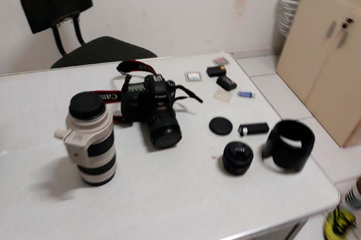 Foram recuperados câmera, lentes, baterias e cartões de memória