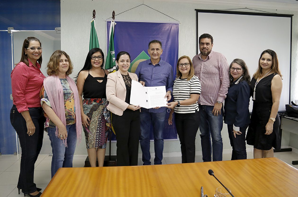 Assinatura do contrato de doação do terreno ocorreu no Palácio do Setentrião durante encontro da equipe de governo com a SPU/AP