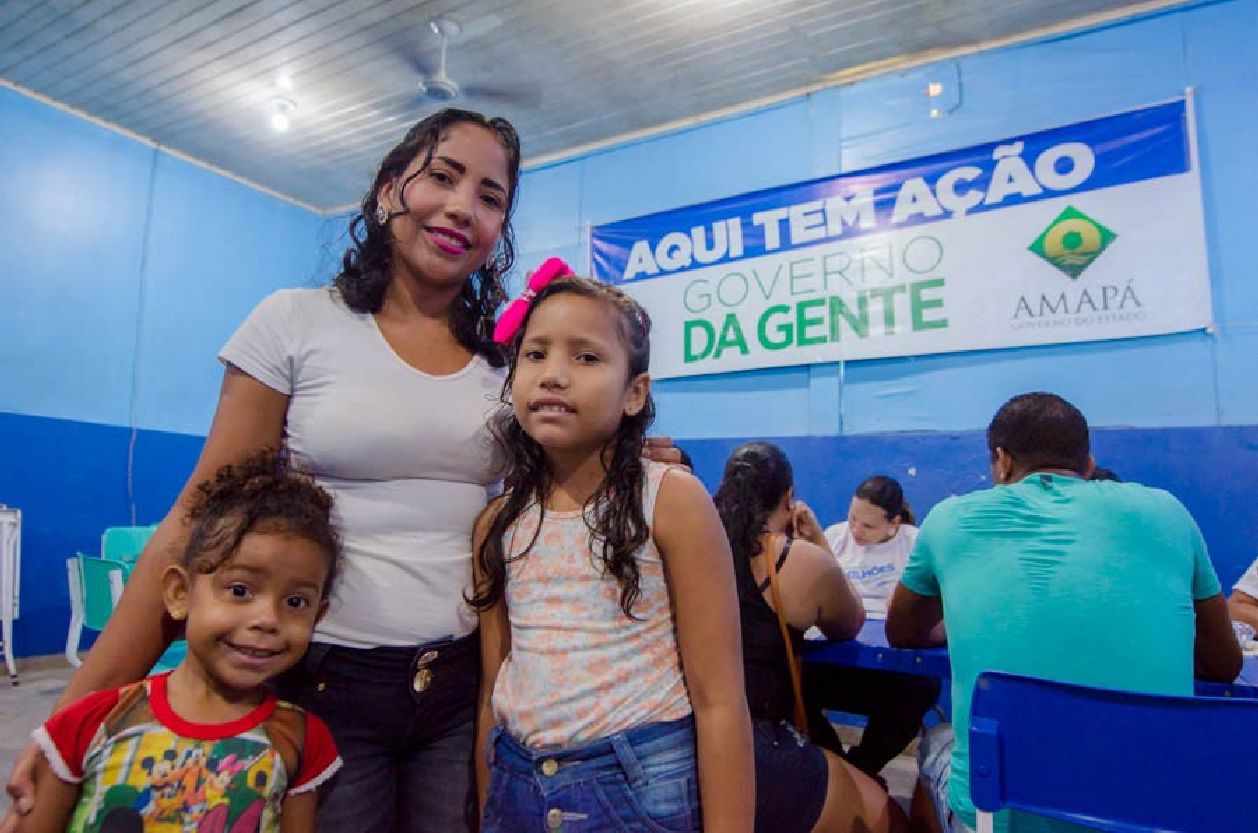 Daiane Ferreira aproveitou a ação para providenciar a segunda via da Carteira de Identidade e a primeira via do documento das filhas