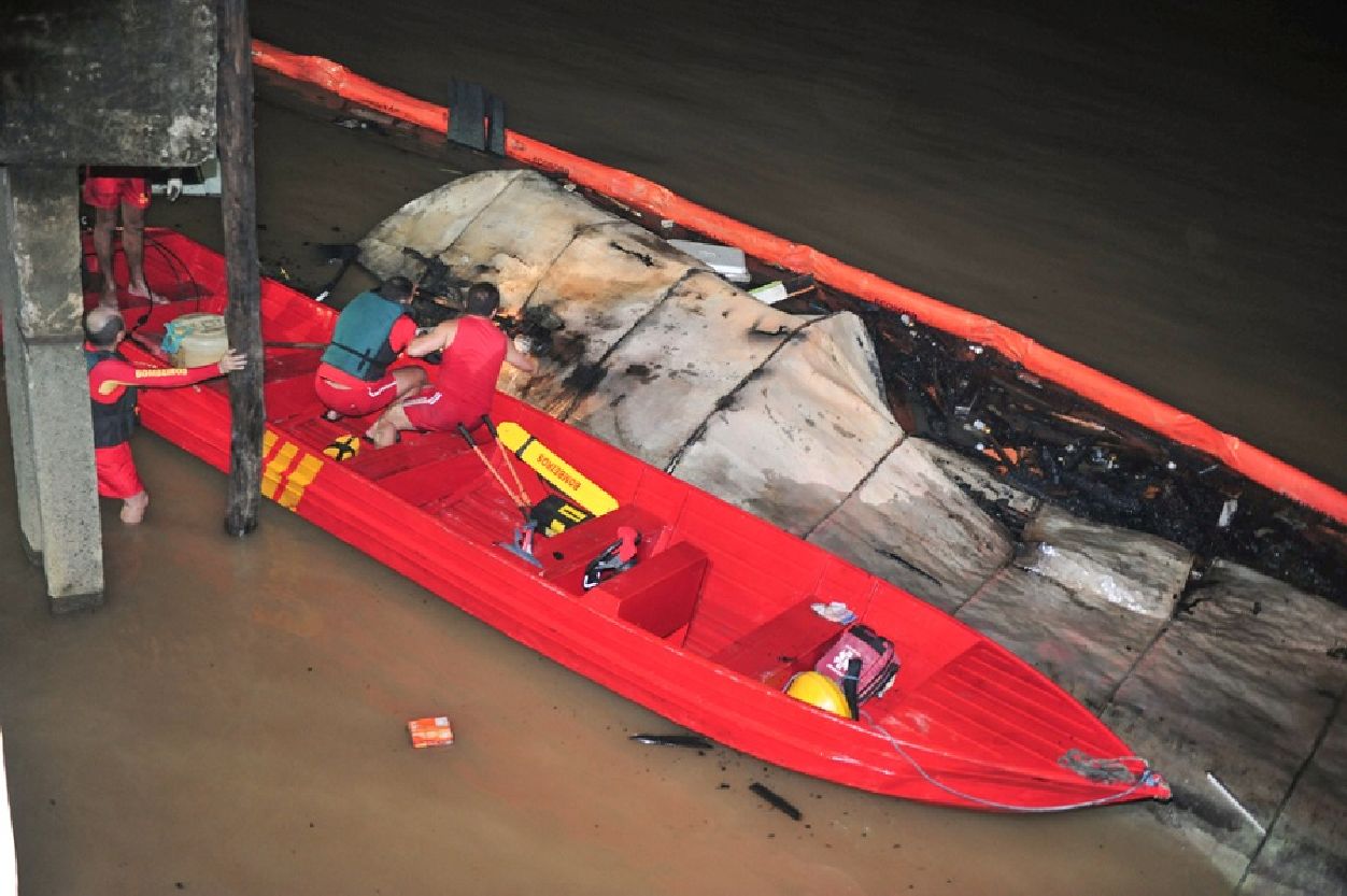 As causas do acidente estão sendo apuradas e a informação inicial é que havia uma grande quantidade de combustível no interior do barco.