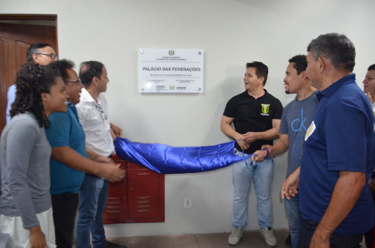 Placa foi descerrada junto com os presidentes das entidades