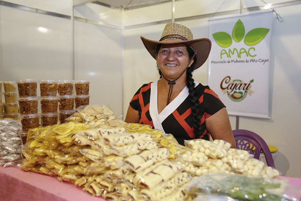 Analice Rodrigues, 53 anos, está esvaziando o estande dela com a venda de produtos como a castanha