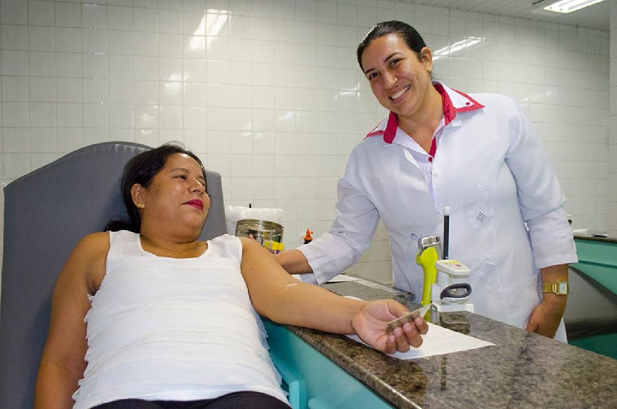 Ao fazer a primeira doação de sangue, a estudante Diana Penha afirmou que pretende se tornar uma doadora regular