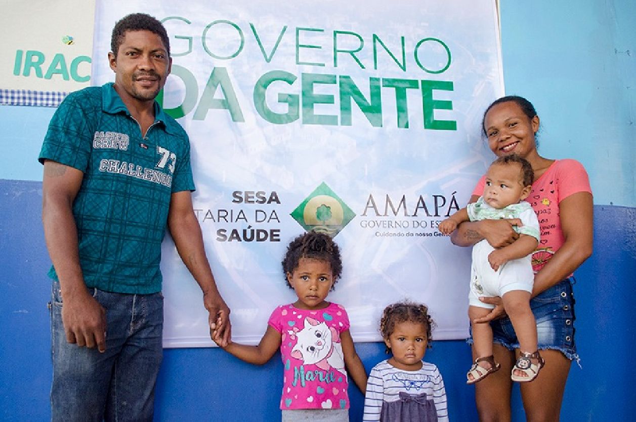 Geovana e Mariesom não perderam a oportunidade e foram, junto com os filhos, receber atendimento com oftalmologista e pediatra