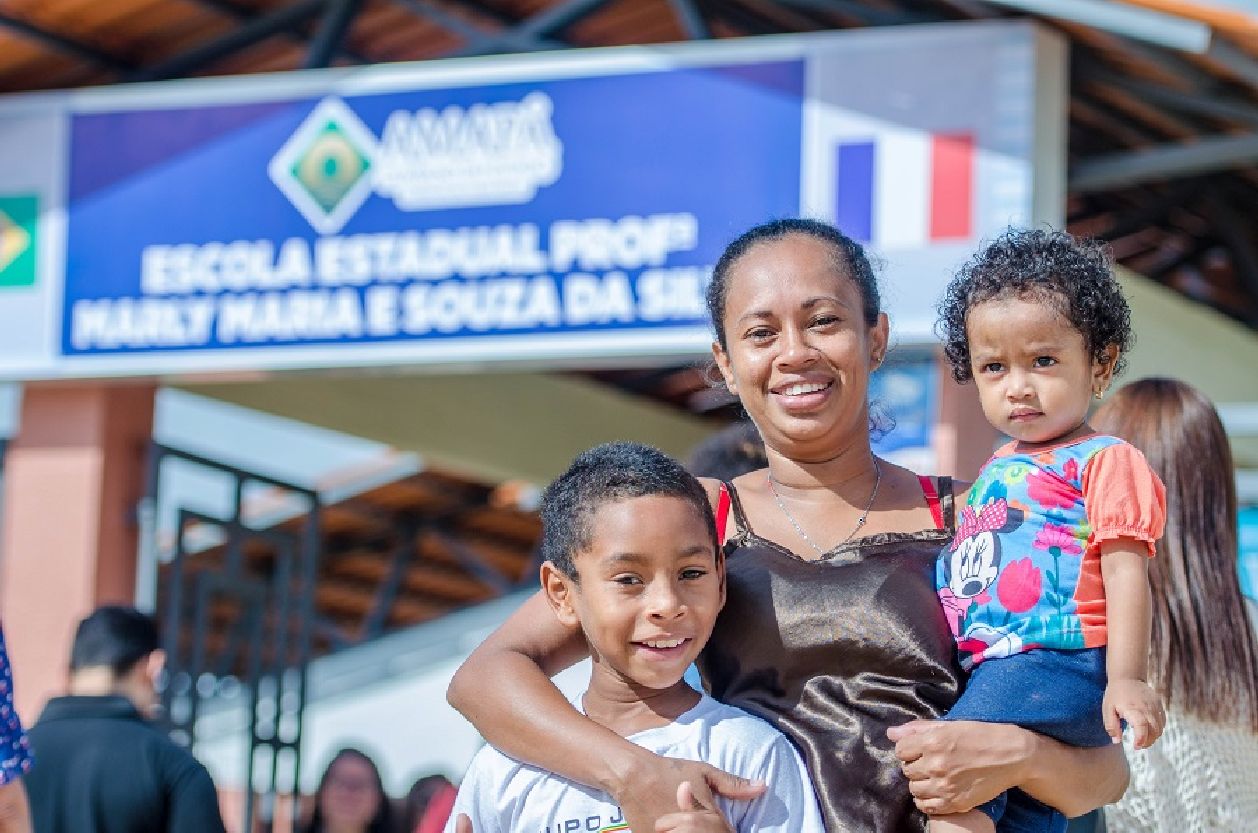 Alexnara Ramos, 28 anos, fez questão de comparecer na entrega da primeira escola bilíngue onde o filho Nicolas Vitor, 8 anos, vai estudar em 2018