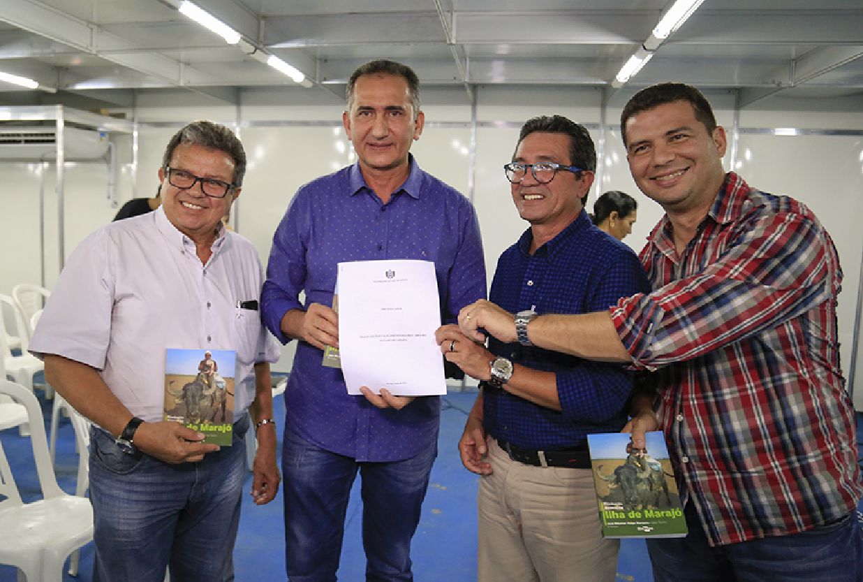 Governador Waldez Góes recebeu uma cópia das diretrizes do plano durante visita à 1ª ExpoBúfalo
