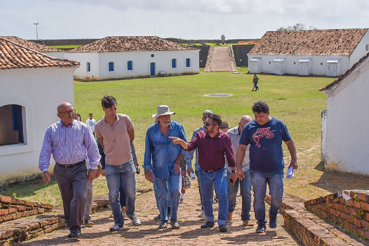 Representantes dos órgãos envolvidos na campanha para tornar a Fortaleza patrimônio da humanidade durante inspeção ao monumento histórico