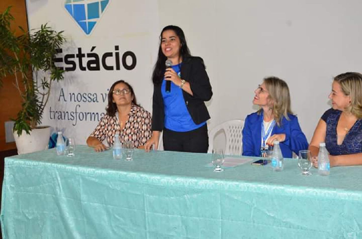 Enfermeira Karina Castelo Branco em palestra de abertura da Escola de Saúde Pública