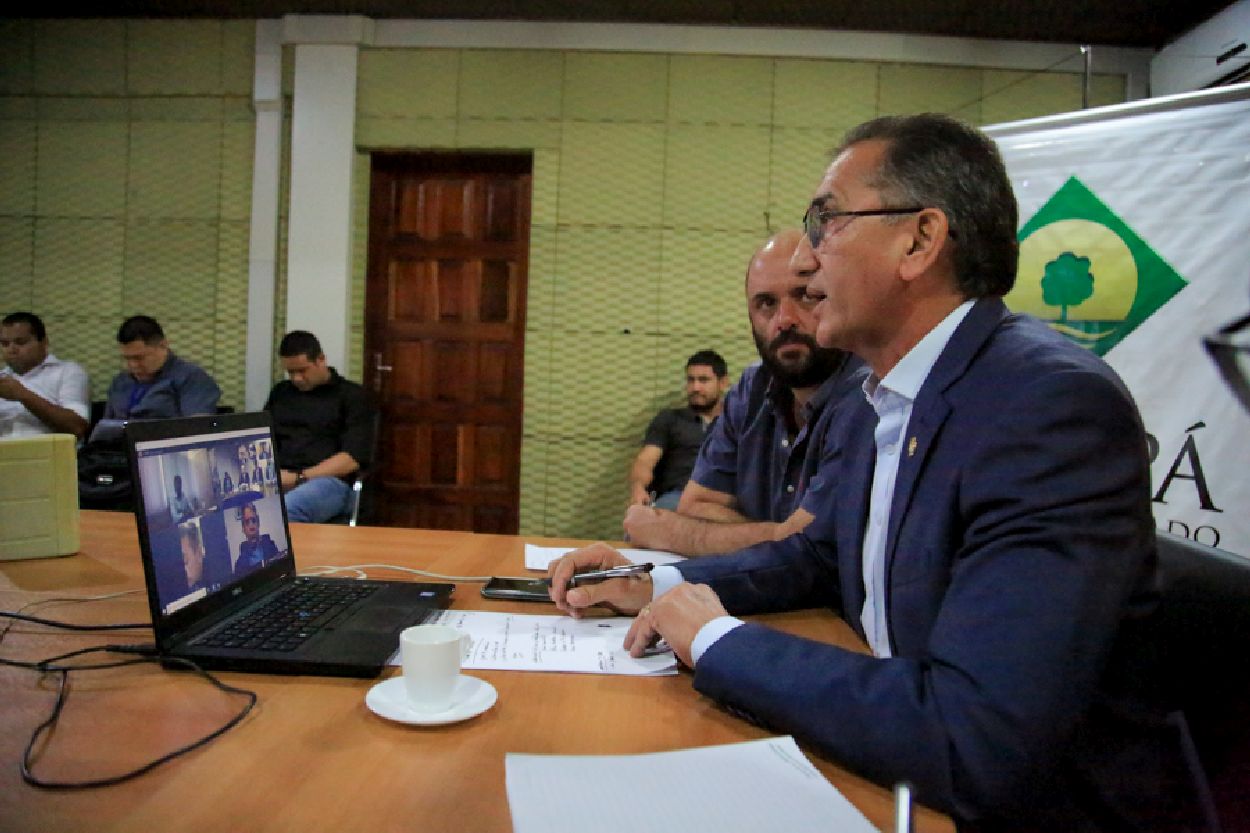 Governador Waldez Góes participou da videoconferência no gabinete da Secretaria de Planejamento, em Macapá