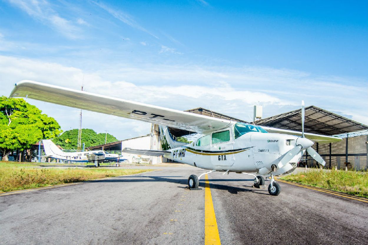 Aeronave de asa fixa é uma modelo CESSNA T210N, de prefixo PT-WAI