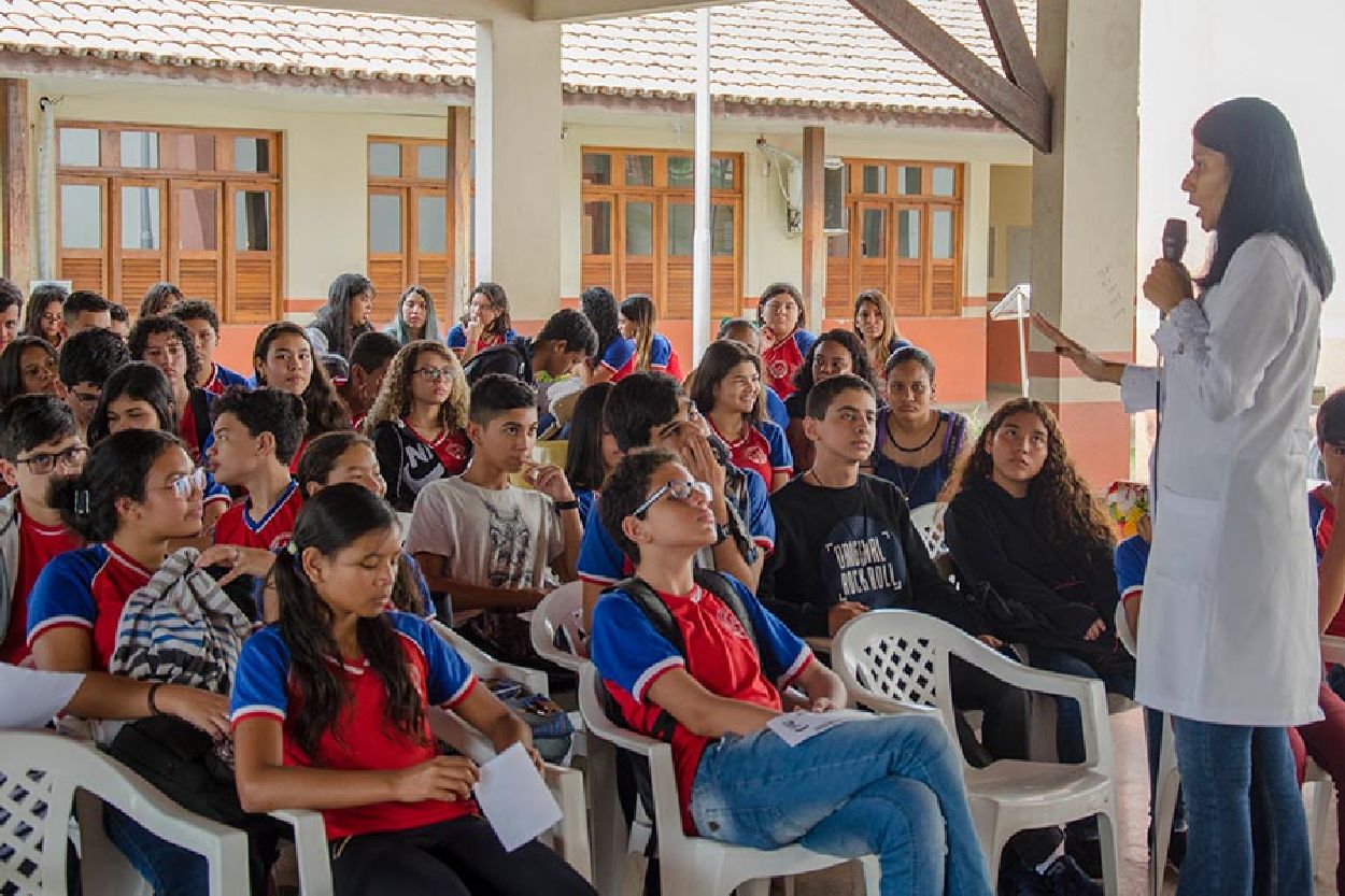 Elinilze Galan explicou aos alunos da Escola Estadual Dom Aristides Piróvano as formas de transmissão e tratamento da doença