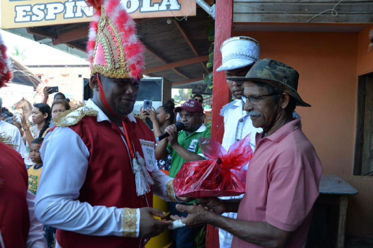 Presentes são entregues em casas que simbolizam as autoridades cristãs