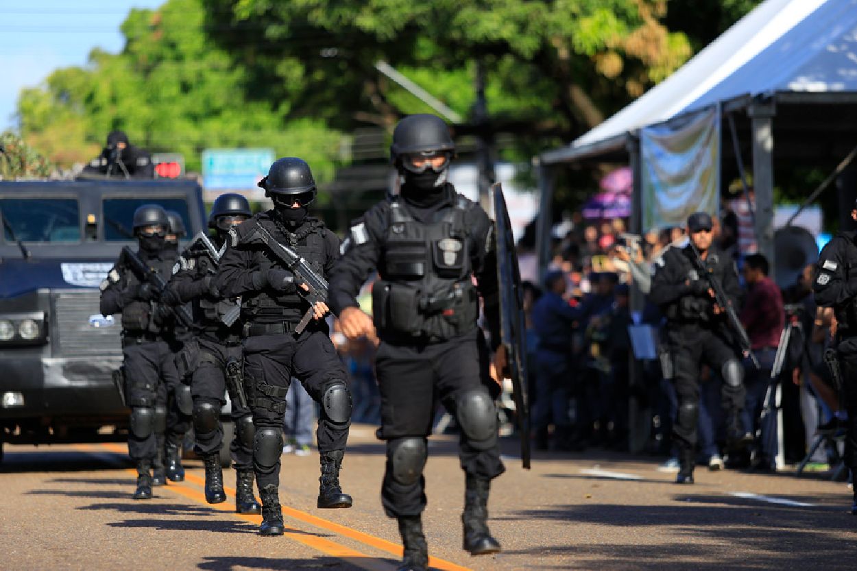 Policiais que compõem o Bope - tropa de elite da Polícia Militar - arrancaram aplausos do público na passagem pela Avenida FAB
