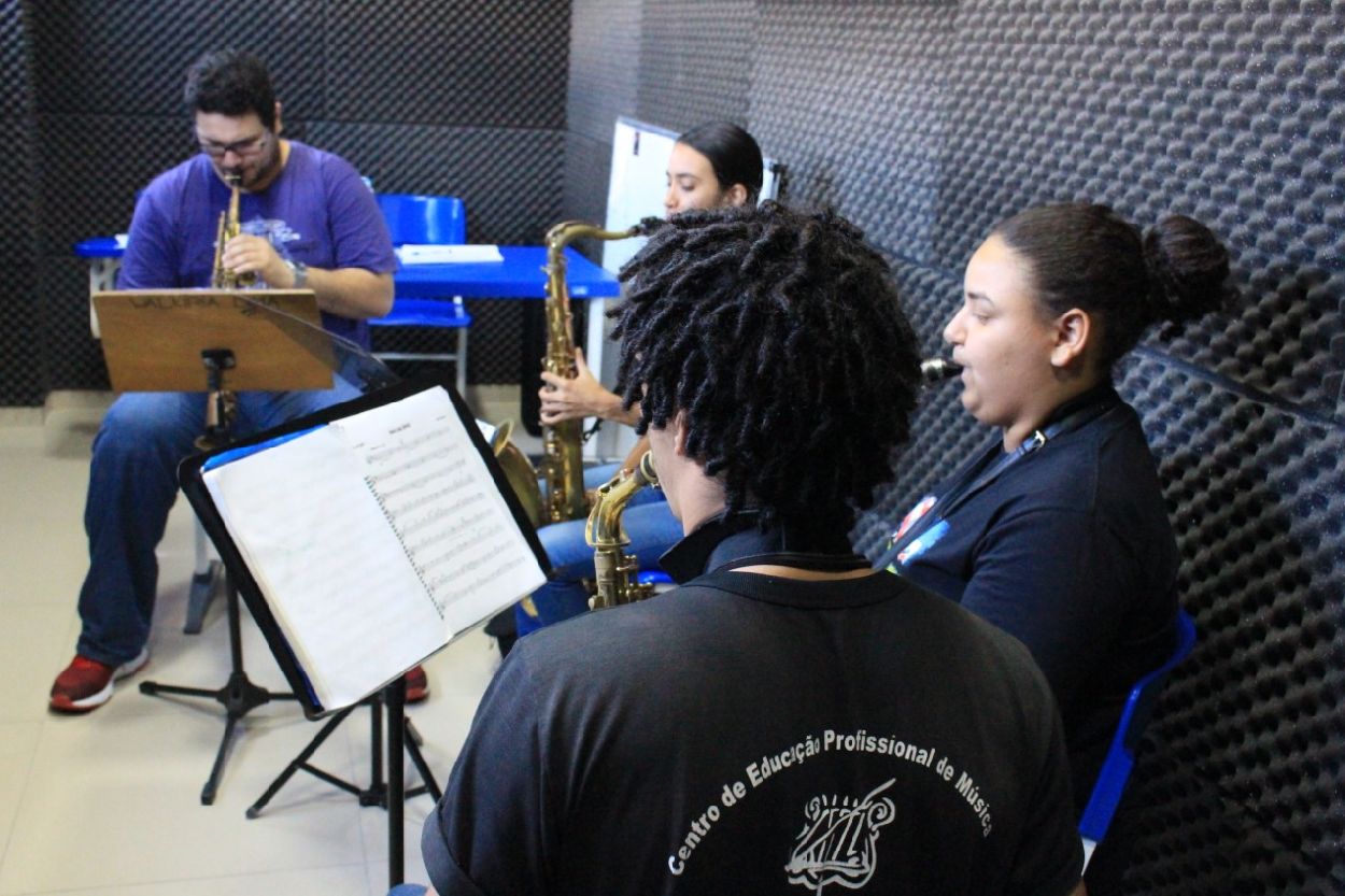 Vagas são para contrabaixo elétrico, piano, saxofone, violino, violão erudito, violão popular e cursos técnicos de nível médio em canto e regência