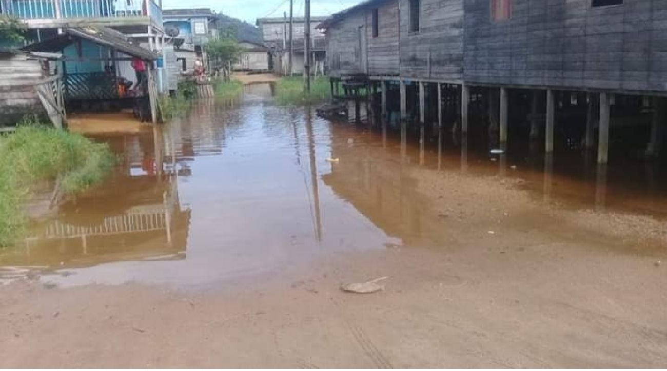 Em Laranjal do Jari, pelo menos um bairro já apresenta alagamentos por conta das fortes chuvas, que elevaram o nível do Rio Jari