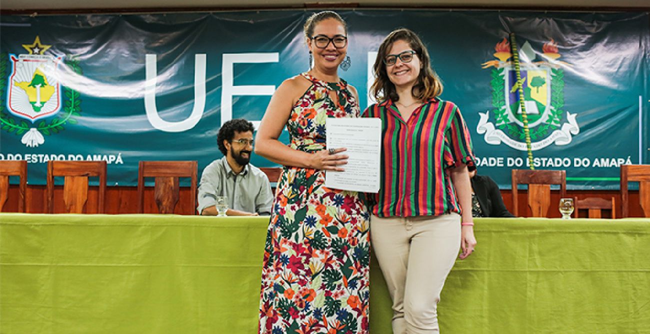 Reitora da Ueap, Kátia Paulino, e coordenadora de projetos do Canal Futura, Venessa Ronchi, durante cerimônia de assinatura
