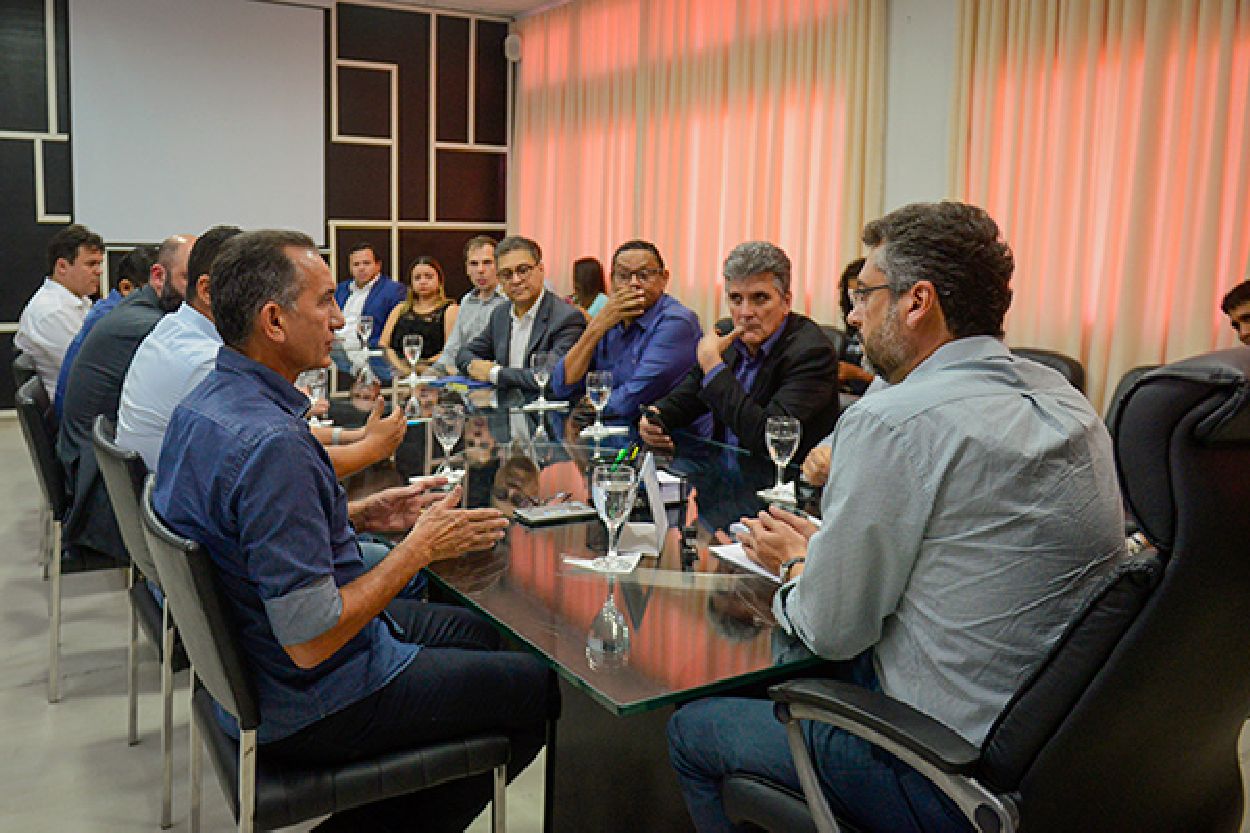 Durante a reunião, Waldez Góes pontuou segmentos onde é possível governo e prefeitura trabalharem em parceria