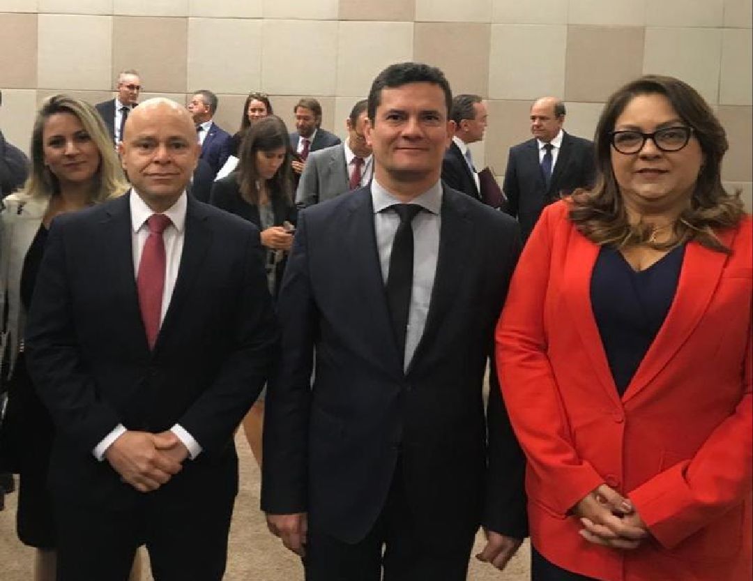 Secretário Carlos Souza com o ministro Sérgio Moro durante evento de apresentação do Projeto Anticrime, em Brasília