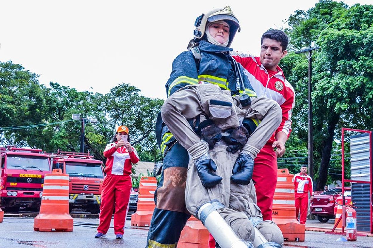 Na prova de combate a incêndio, competidoras tiveram que resgatar um boneco de 70 kg, que simbolizava uma vítima