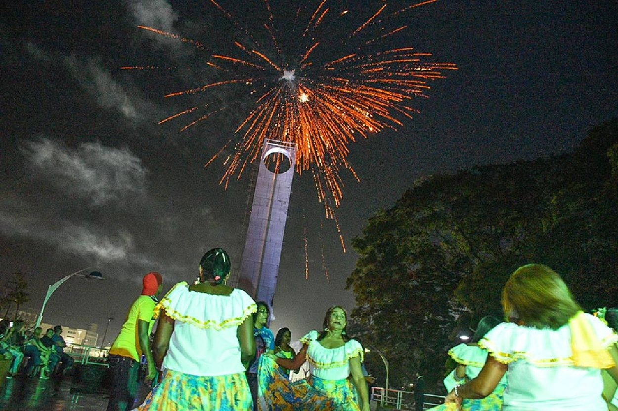 Momento exato do fenômeno foi comemorado com festa ao ritmo do marabaixo no Monumento Marco Zero do Equador