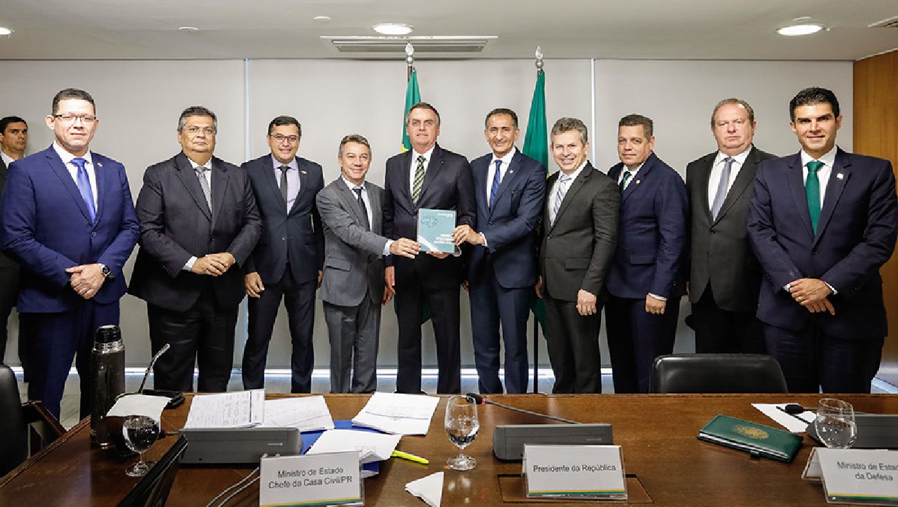Presidente Jair Bolsonaro recebe das mãos dos governadores Waldez Góes (Amapá) e Antonio Denarium (Roraima) o plano com medidas que devem ser adotadas para o desenvolvimento da região amazônica
