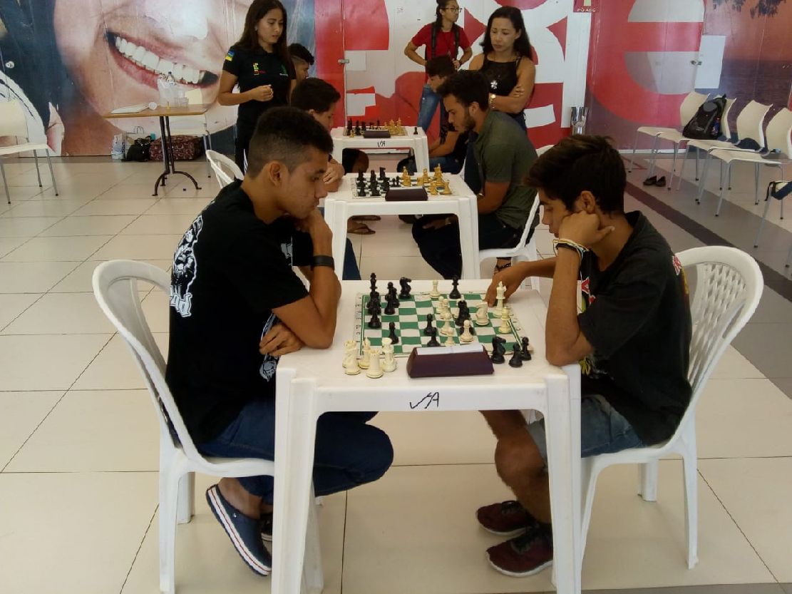 Uma disputa de xadrez, que reuniu 120 jovens em shopping da zona sul da capital, marcou o encerramento da competição