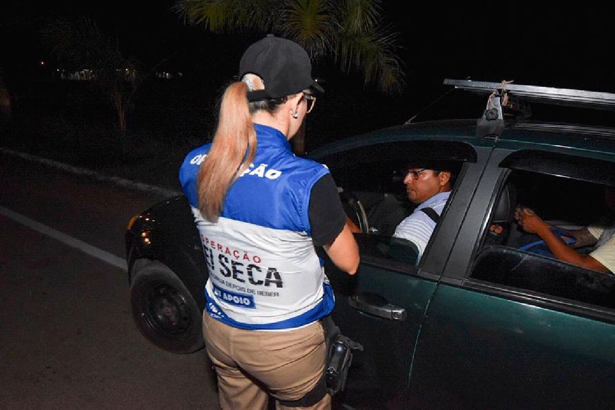 Motoristas passam por fiscalização da Lei Seca