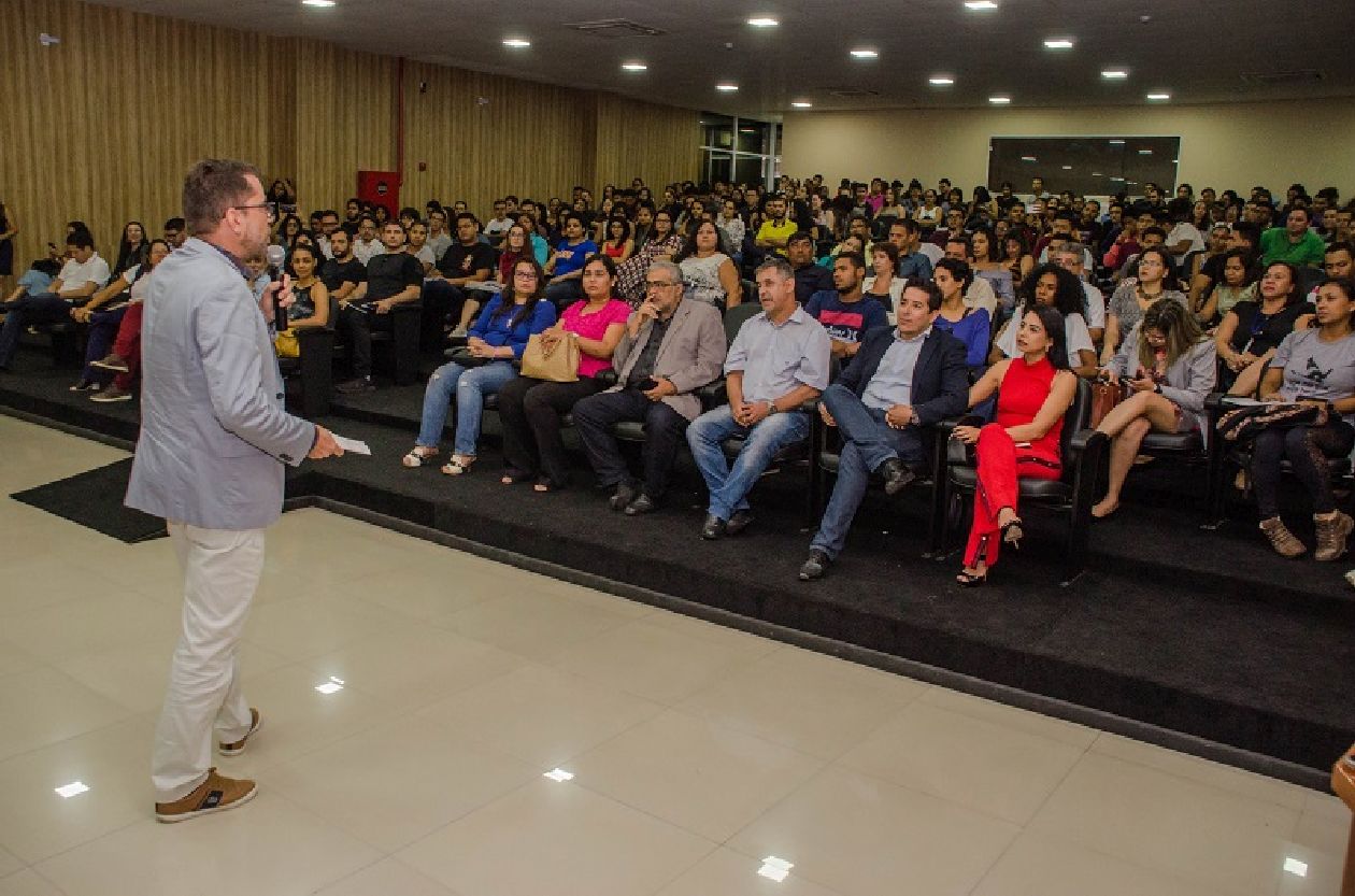 O professor Márcio Ferrari destacou as potencialidades do Amapá e as oportunidades internacionais sobre a temática