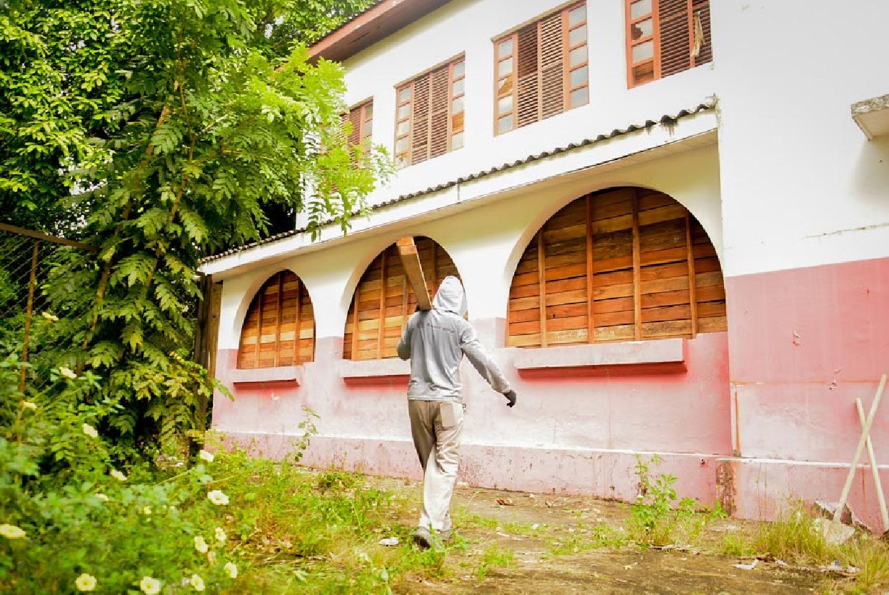 Serviços iniciaram com a limpeza da área externa do prédio e montagem dos tapumes para isolamento da obra