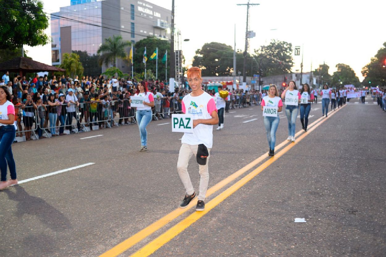 Mais de duas mil pessoas, entre estudantes, profissionais da educação e sociedade civil, desfilaram na Avenida FAB, em Macapá