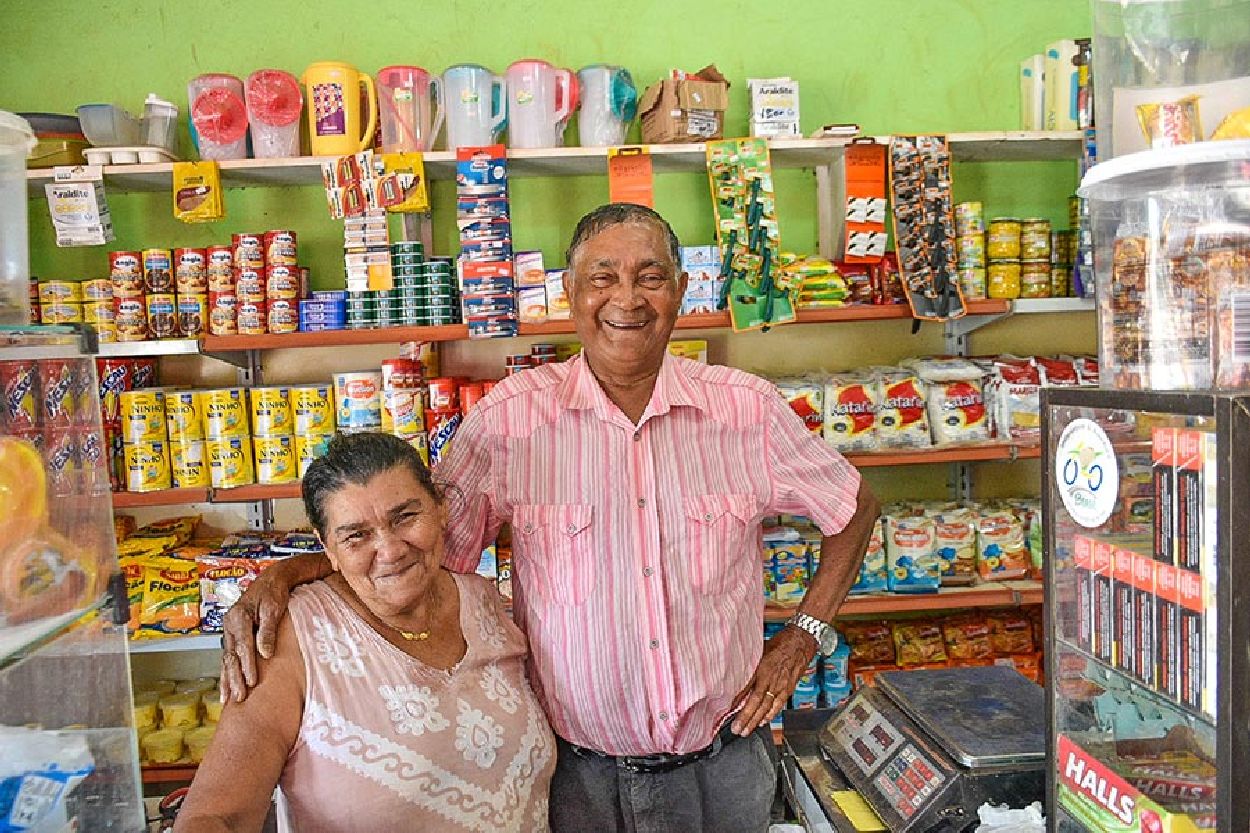 João Pinheiro e a esposa, Lúcia, comemoram a notícia de que, em breve, terão energia 24h na comunidade