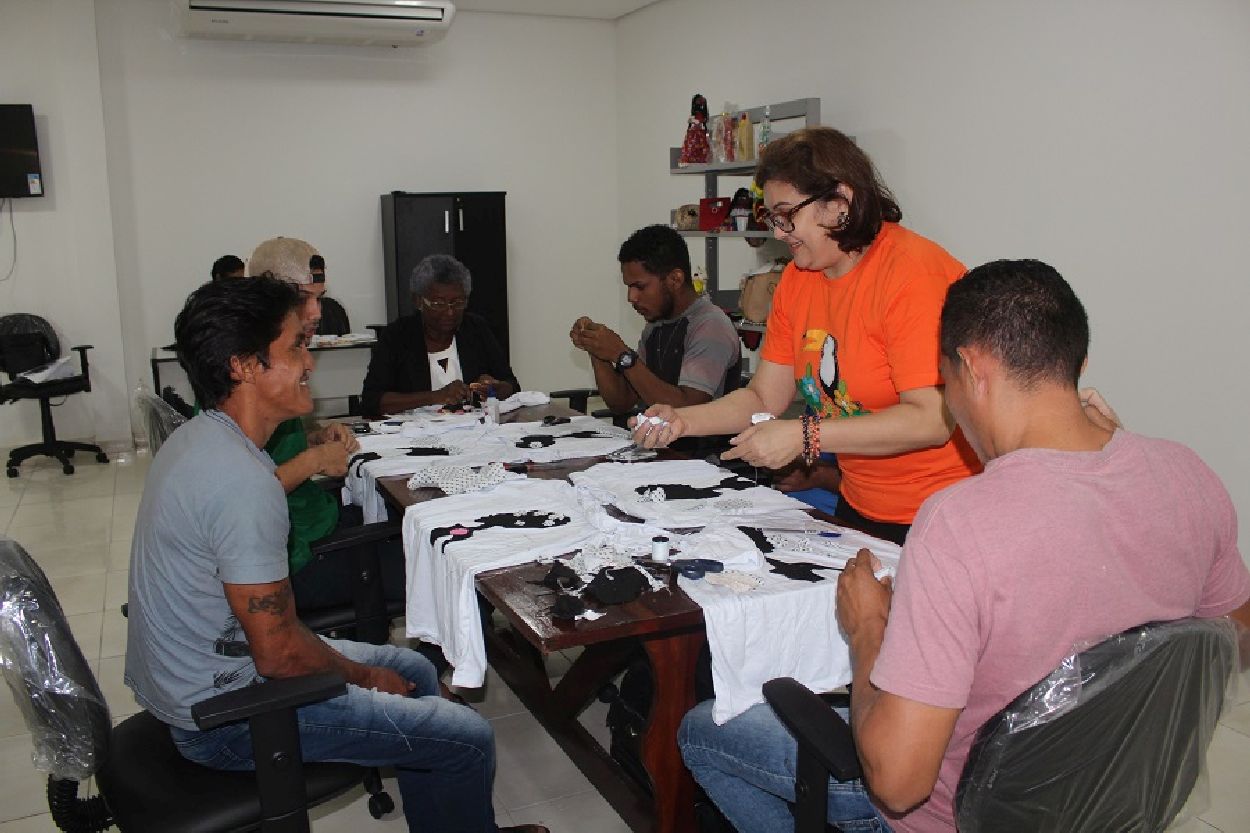 Oficina gerou interesse dos homens pela produção de camisas customizadas