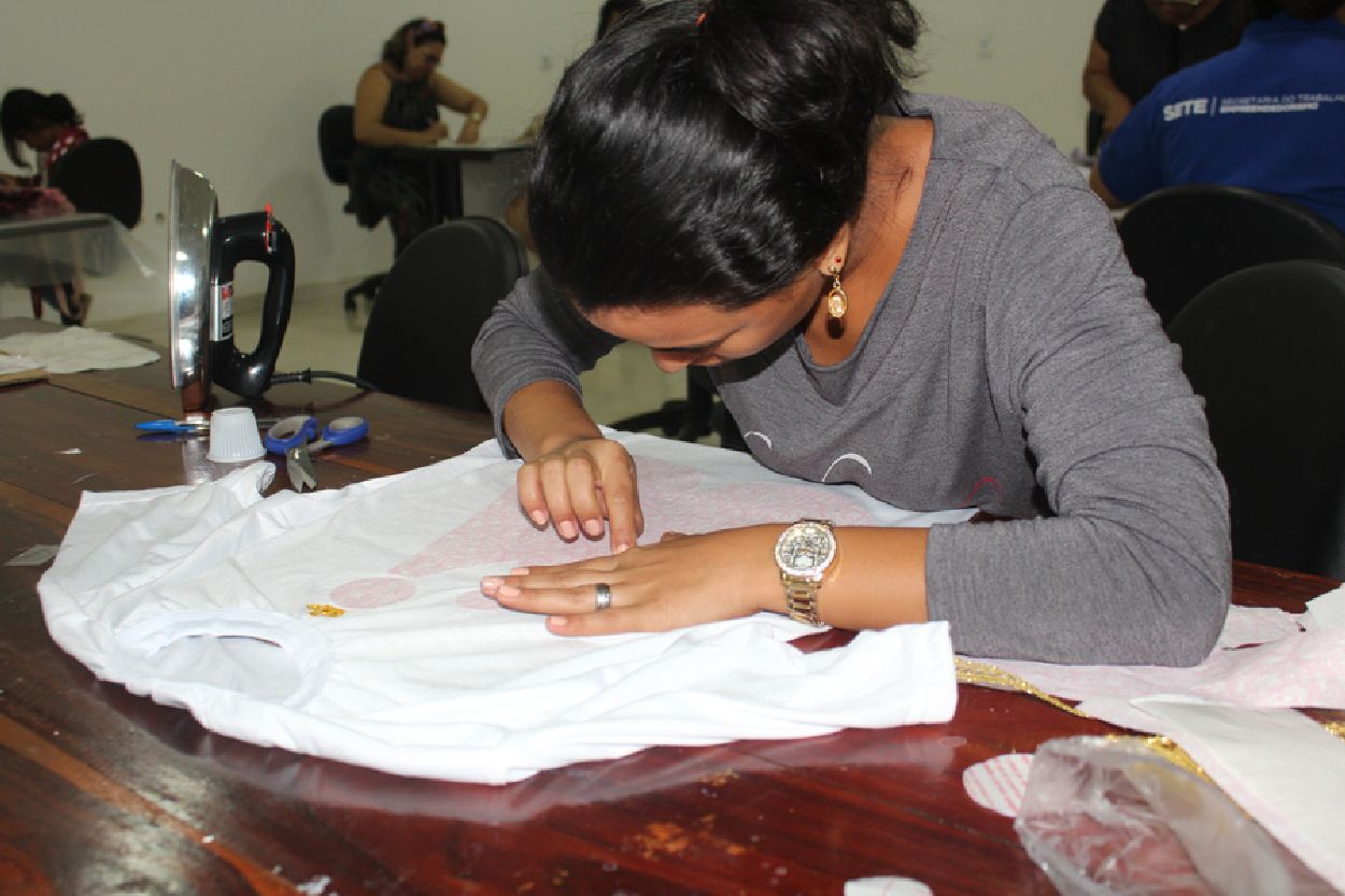 Mariane Souza vai usar as técnicas aprendidas no curso de customização de camisas para diversificar seus produtos