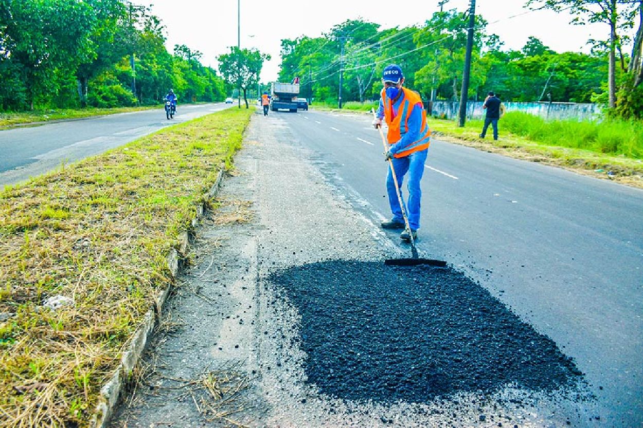 Rodovias recebem serviços de tapa-buracos e roçagem no canteiro central e nas margens das pistas