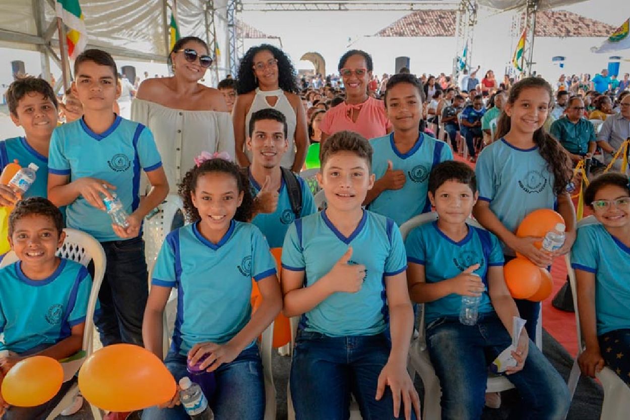 Alcieda Barreto e alguns dos alunos da Escola Estadual Maria Mãe de Deus, a qual dirige