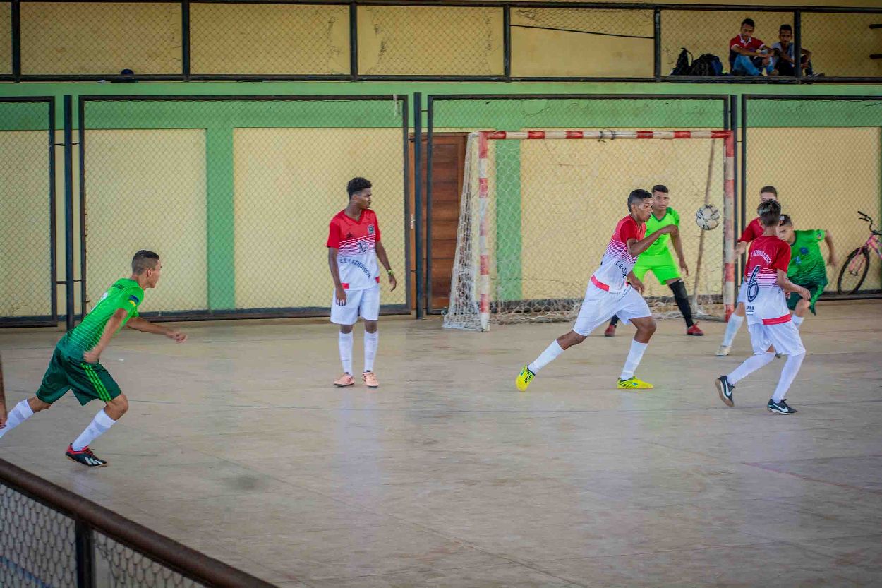 No futsal masculino, Escola Estadual Azevedo Costa (de branco e vermelho) é uma das classificadas à fase estadual