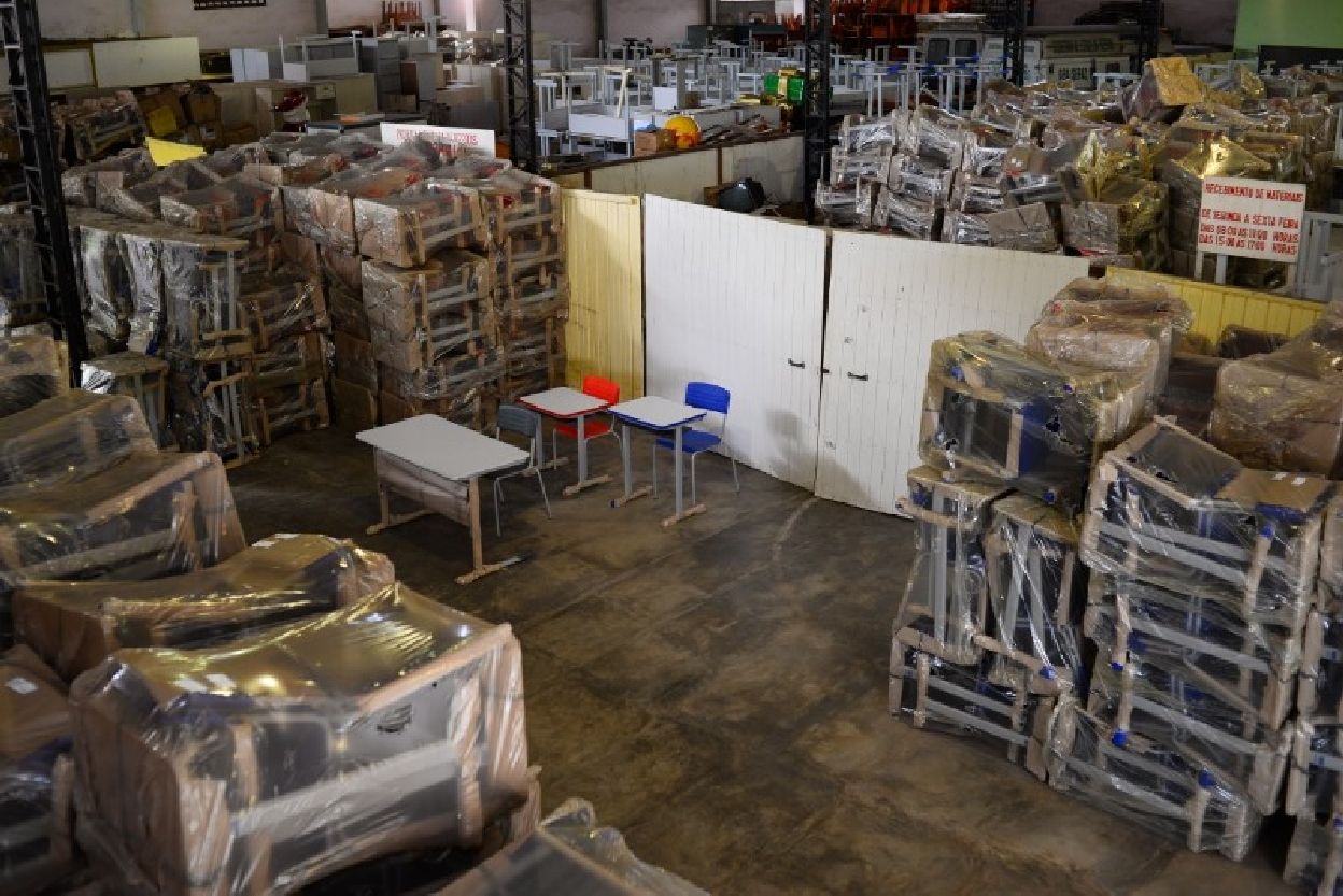 Carteiras ficam armazenadas no almoxarifado da Seed aguardando despacho