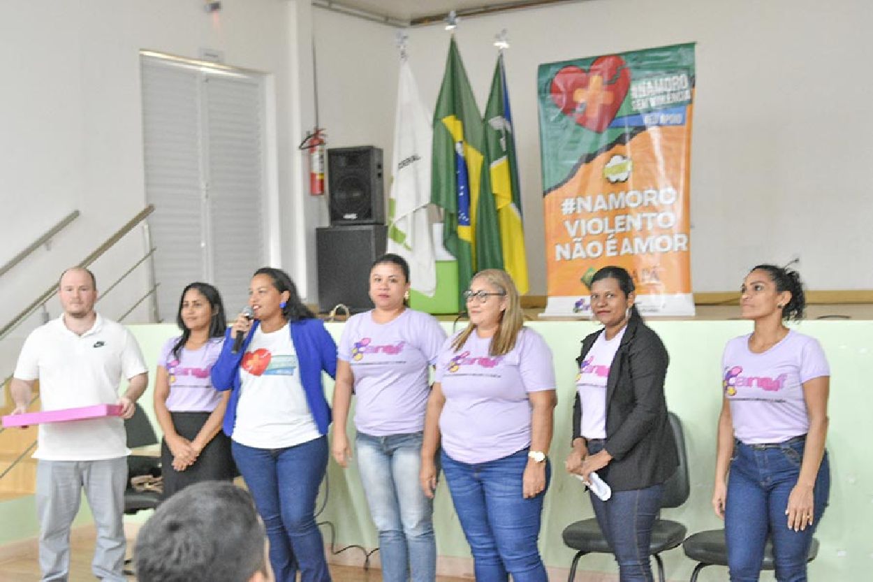 Técnicos da SEPM orientam os estudantes sobre a violência no relacionamento afetivo