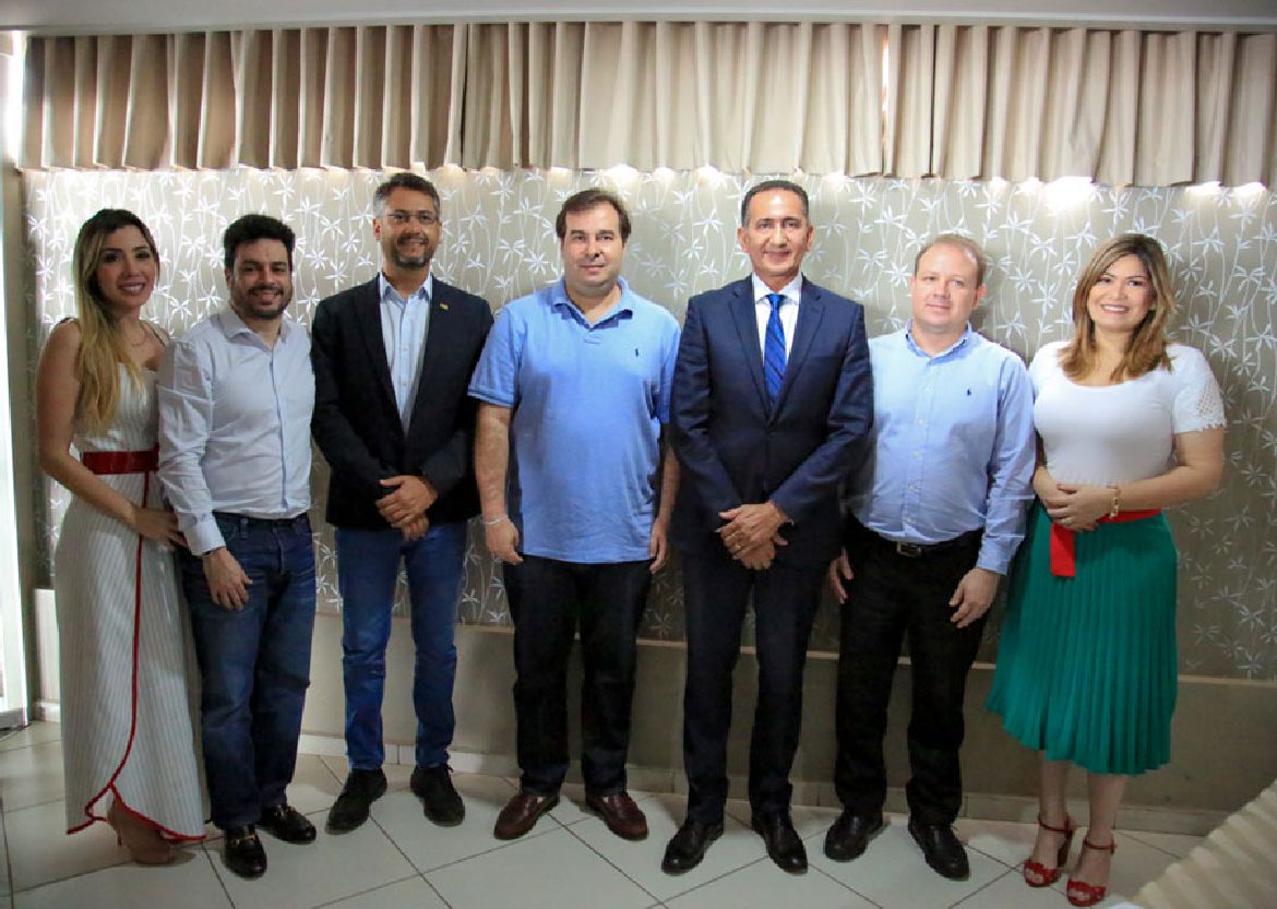 Waldez Góes e Rodrigo Maia se encontraram acompanhados de apoiadores políticos