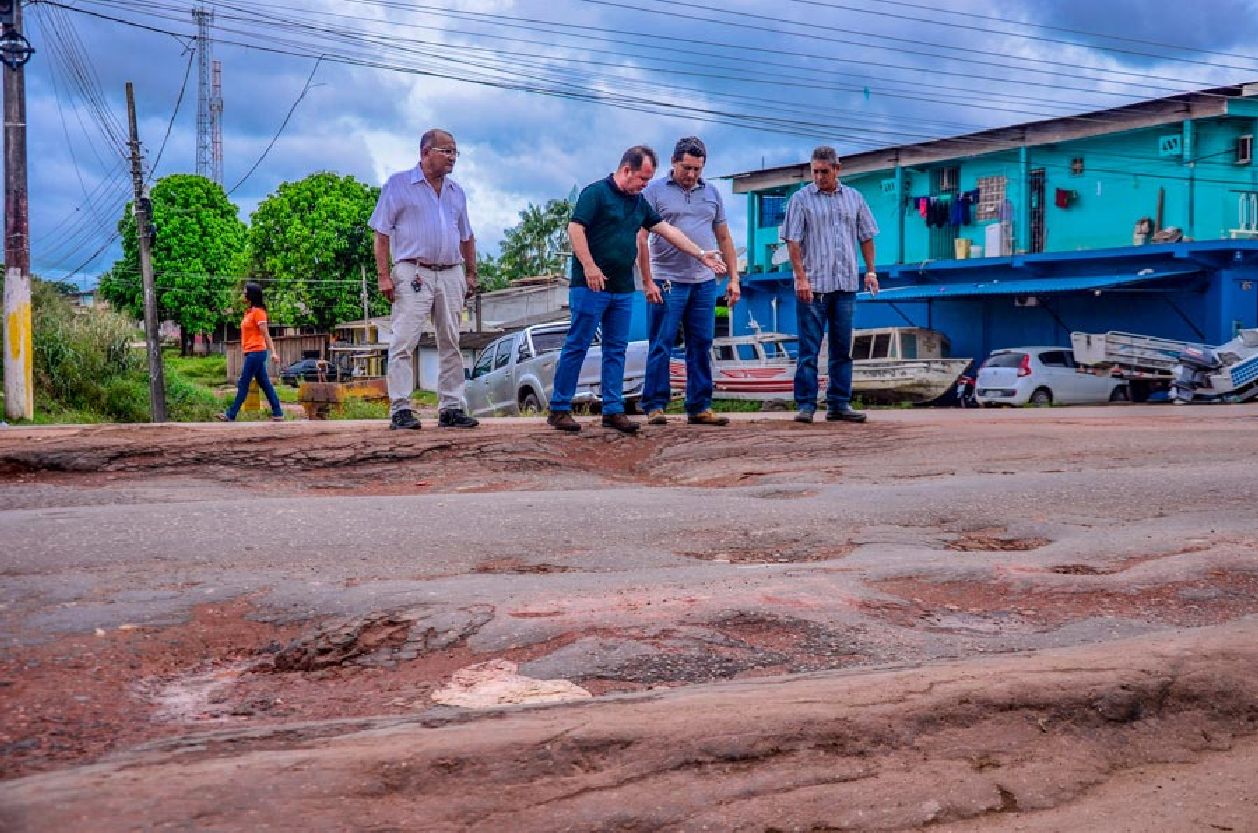 Técnicos da Setrap inspecionaram a rua que deverá receber obras de recuperação nos próximos dias