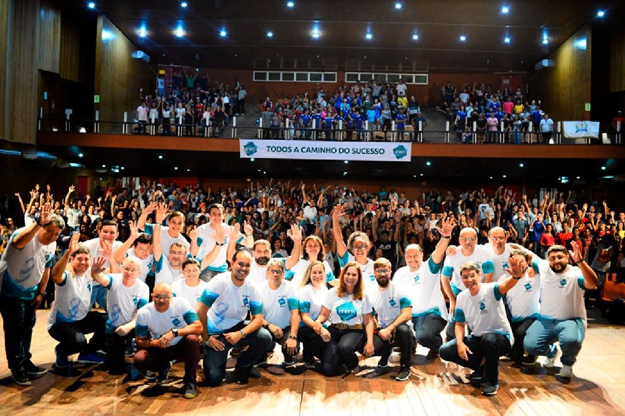 Professores da Central do Enem se apresentaram no Teatro das Bacabeiras e já deram a primeira aula show do curso