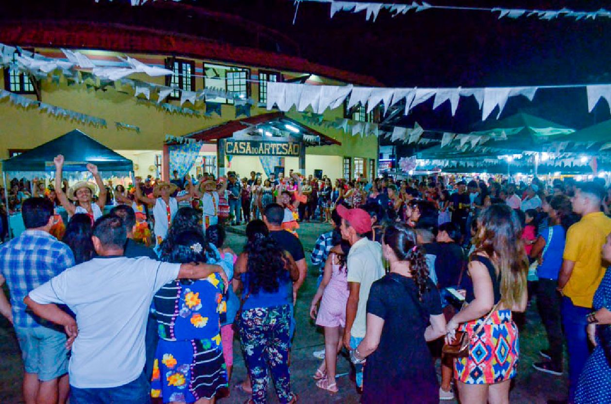 População lotou a praça em frente à Casa do Artesão para prestigar a programação do Arraial
