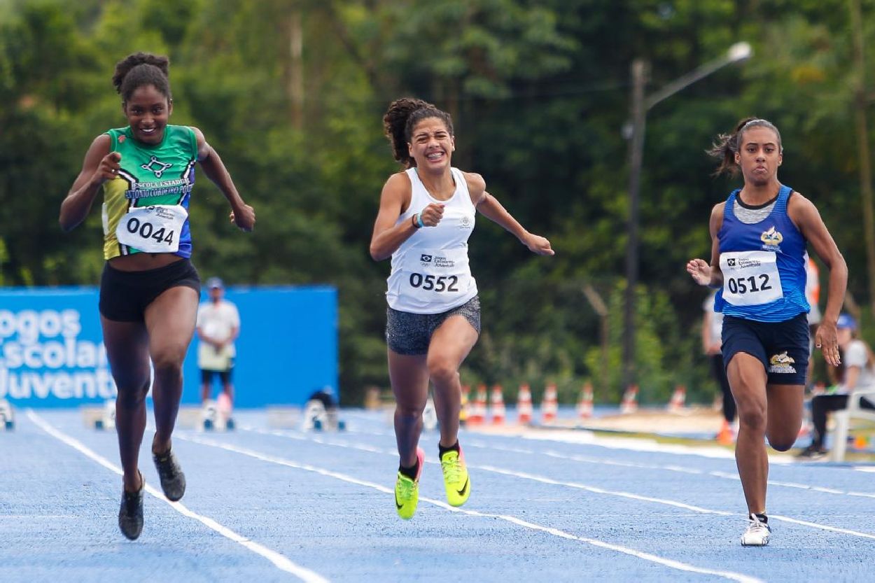 Atleta do Amapá (à esquerda na foto) ficou com a medalha de prata no atletismo
