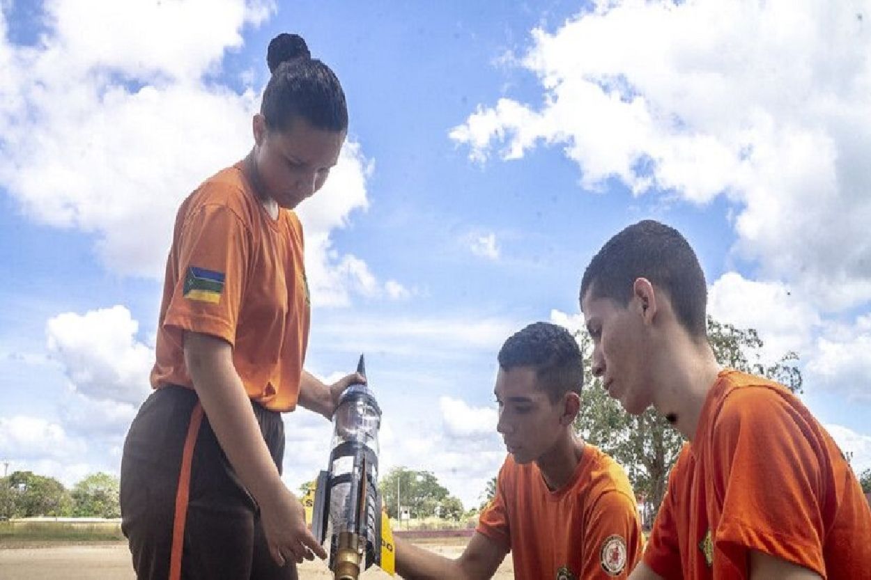 Estudantes desenvolveram um foguete usando garrafas pet, canos de PVC, vinagre e bicarbonato de sódio