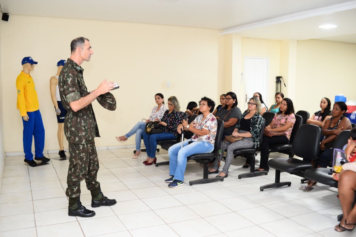 Comandante do 34ª BIS, tenente-coronel Gelson de Souza, explicou aos pais e responsáveis os objetivos do Profesp