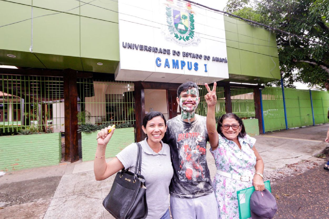 João Vitor não perdeu tempo e foi se matricular no curso de Engenharia Florestal acompanhado da mãe e da avó
