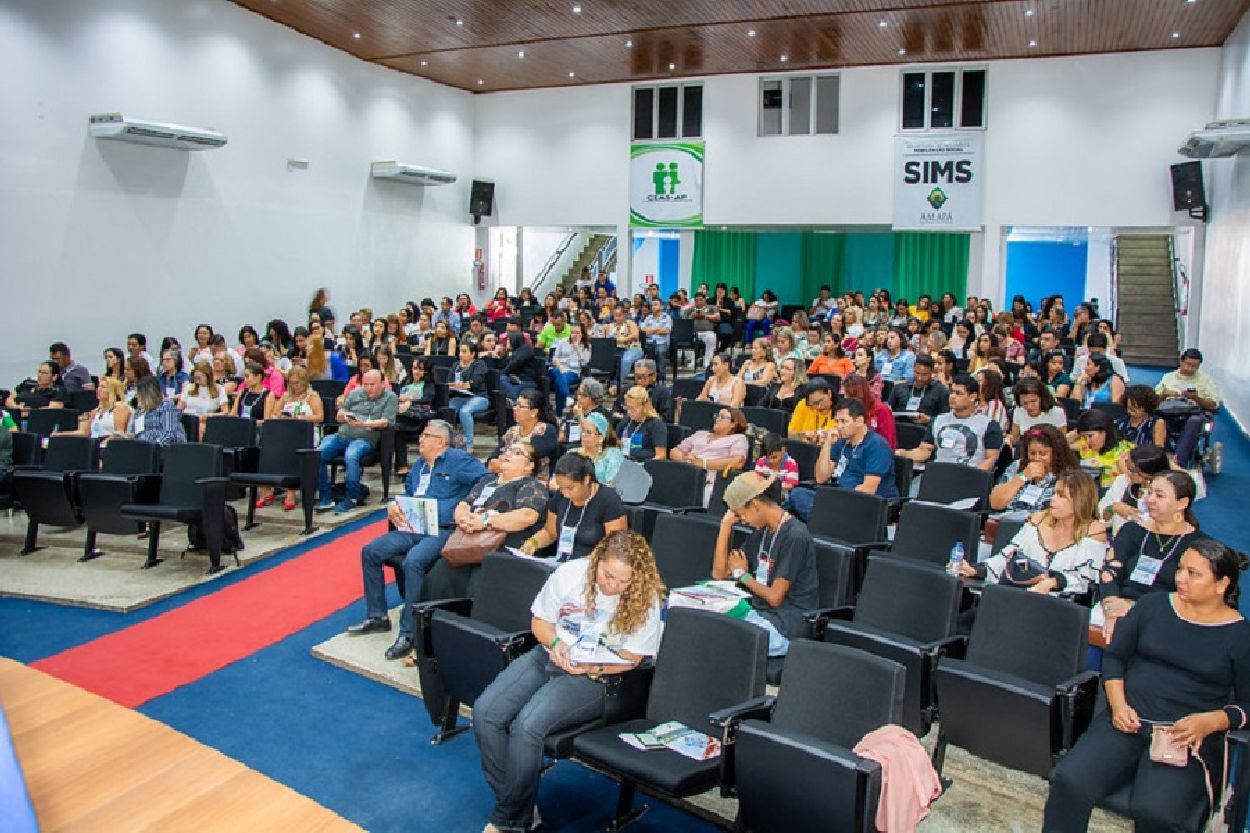 Conferência reuniu profissionais e representantes de instituições ligadas à assistência social