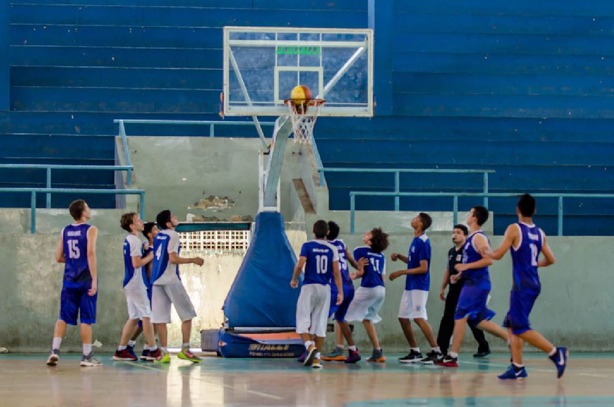 As competições envolvem as modalidades esportivas coletivas como futsal, handebol, basquete e vôlei