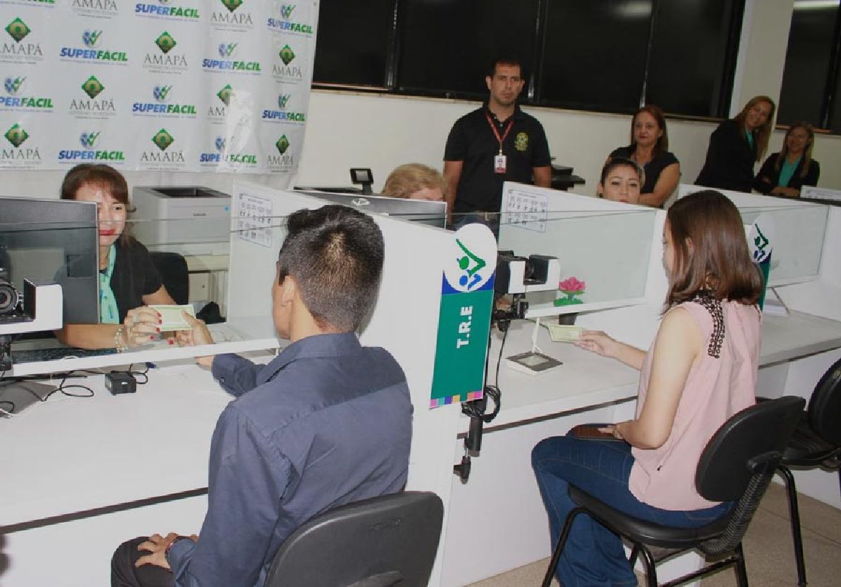 Os estudantes Davi Chaves e Vitória Mastop, ambos de 16 anos, foram os primeiros a utilizar os guichês de atendimento